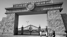 Ворота музея возведены в 2020 году в честь празднования 5500-летия Саразма, которое отметили в разгар пандемии при участии президента Таджикистана. Фото: Светлана Фролова