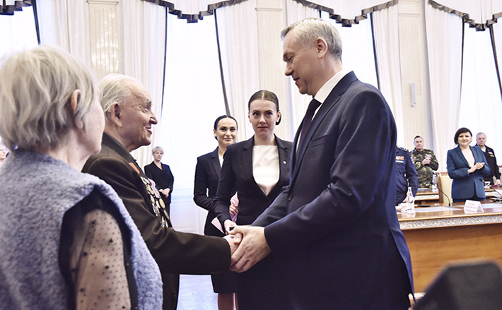 По поручению президента Владимира Путина юбилейную медаль «80 лет Победы в Великой Отечественной войне 1941–1945 гг.» ветерану Владимиру Васильевичу Сбоеву вручает губернатор Андрей Травников. Фото: архив ИД «Советская Сибирь»