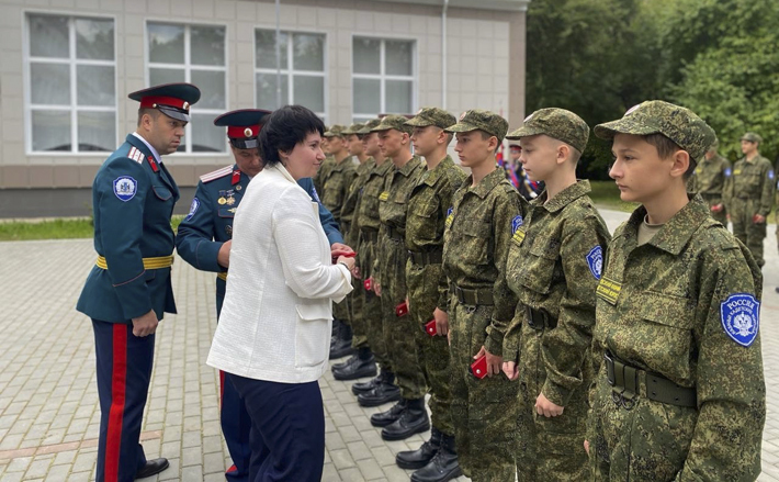 Буквально на днях воспитанники, поступившие в Бердский казачий кадетский корпус, в торжественной обстановке получили погоны. Их будущим защитникам Родины вручила замгубернатора Валентина Дудникова. Фото: страница социальной сети «ВКонтакте» Бердского казачьего кадетского корпуса