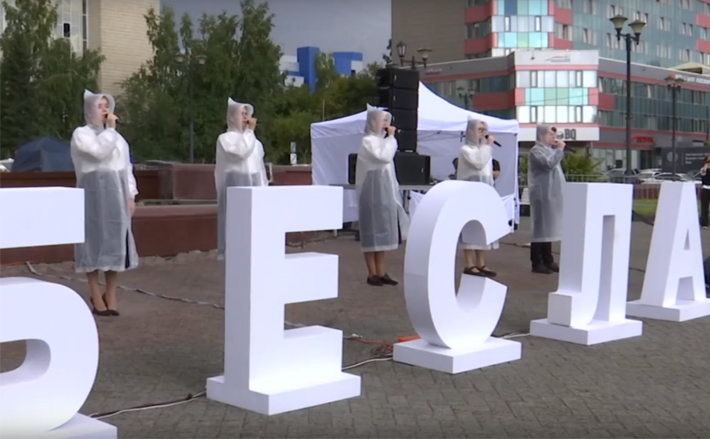 В память о жертвах терактов, среди которых одним из самых страшных остается захват заложников в Беслане, в Новосибирске были зажжены свечи, проведена минута молчания. Изображение: otstv.ru