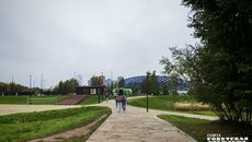 В начале рабочей недели в парке «Арена» было многолюдно. Новая станция позволила добраться сюда множеству семей с детьми на колясках, которые было легко спустить с платформы на просторном лифте. 
Фото: Светлана Фролова