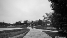 В начале рабочей недели в парке «Арена» было многолюдно. Новая станция позволила добраться сюда множеству семей с детьми на колясках, которые было легко спустить с платформы на просторном лифте. 
Фото: Светлана Фролова