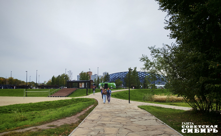 В начале рабочей недели в парке «Арена» было многолюдно. Новая станция позволила добраться сюда множеству семей с детьми на колясках, которые было легко спустить с платформы на просторном лифте.
Фото: Светлана Фролова