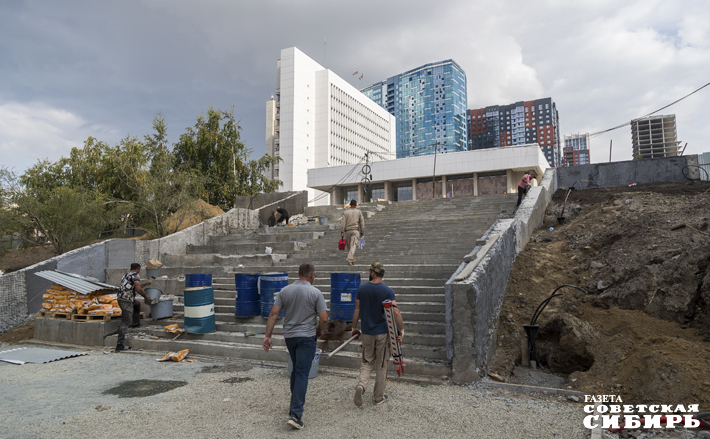 Специфика проекта заключается в том, что здесь также обустраивается прилегающая территория: ведется ремонт лестниц от Законодательного собрания к скверу и теплотрассы, дороги, завершается вынос под землю сетей связи в рамках проекта «Чистое небо». Фото: Андрей Заржецкий