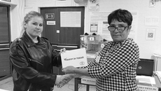В помещениях для голосования работали почти 15 тысяч членов избирательных комиссий. На выборах всегда отдельное внимание — впервые голосующим избирателям, их даже символичными подарками наградили за сознательность и гражданскую активность, вручив Конституцию РФ, блокнот, набор наклеек с символикой России и Новосибирской области. Кстати, на выборах 2025-го 12–14 сентября были задействованы 36 членов молодежных комиссий, в том числе один человек в статусе заместителя председателя ТИК. Фото: Избирательная комиссия Новосибирской области