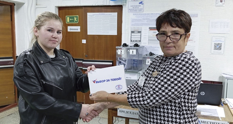 В помещениях для голосования работали почти 15 тысяч членов избирательных комиссий. На выборах всегда отдельное внимание — впервые голосующим избирателям, их даже символичными подарками наградили за сознательность и гражданскую активность, вручив Конституцию РФ, блокнот, набор наклеек с символикой России и Новосибирской области. Кстати, на выборах 2025-го 12–14 сентября были задействованы 36 членов молодежных комиссий, в том числе один человек в статусе заместителя председателя ТИК. Фото: Избирательная комиссия Новосибирской области