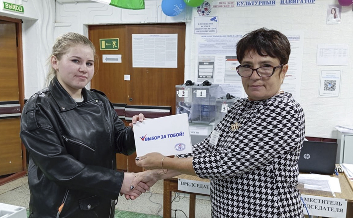 В помещениях для голосования работали почти 15 тысяч членов избирательных комиссий. На выборах всегда отдельное внимание — впервые голосующим избирателям, их даже символичными подарками наградили за сознательность и гражданскую активность, вручив Конституцию РФ, блокнот, набор наклеек с символикой России и Новосибирской области. Кстати, на выборах 2025-го 12–14 сентября были задействованы 36 членов молодежных комиссий, в том числе один человек в статусе заместителя председателя ТИК. Фото: Избирательная комиссия Новосибирской области