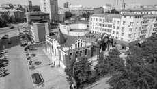 На днях стало известно, что прилегающая к областному театру кукол территория готовится к реконструкции. Переосмысление пространства будет проведено накануне IV Международного фестиваля театров кукол «ПЕРЕКРЕСТОК», принимающей стороной которого в июне 2026 года выступит столица регио­на. Проект реализуется совместно с некоммерческой организацией «Большой Новосибирск» при поддержке министерства культуры Новосибирской области и мэрии Новосибирска. Фото: Сергей Ветров