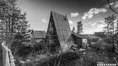 Обычно на брошенных участках много хлама и сухой растительности. В любую минуту может вспыхнуть пожар. Фото: Андрей Заржецкий