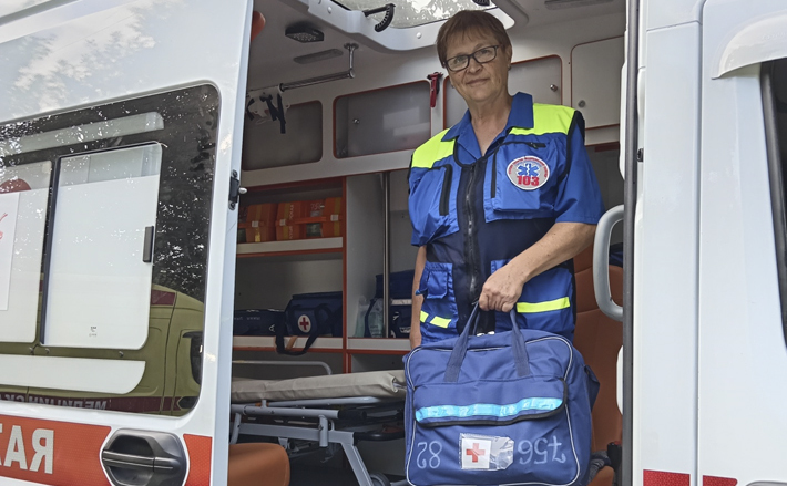 В 2024 году фельдшер Матвеевской подстанции Новосибирской городской скорой помощи Ирина Старикова награждена медалью Луки Крымского. В профессии она 29 лет. Фото предоставлено Ириной Стариковой