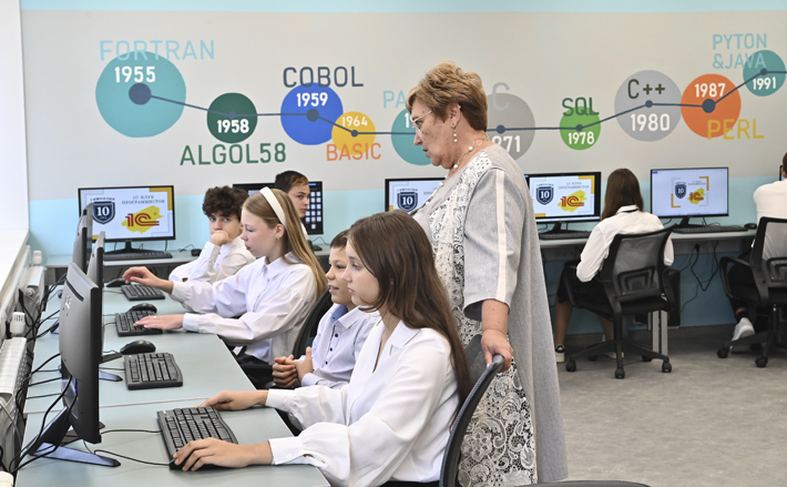 В Новосибирской области теперь будут готовить программистов со школьной скамьи — благодаря соглашению, заключенному между правительством региона и компанией «1С», в новосибирской гимназии № 10 создано ИТ-пространство с двумя компьютерными классами и коворкингом, а также открыт специа­лизированный ИТ-класс с углуб­ленным изучением информатики. Фото: digit.nso.ru