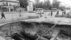 Сибирская генерирующая компания завершает работы на перекрестке улиц Сибиряков-Гвардейцев — Вертковской в Новосибирске. Производится замена трубопровода под проезжей частью — дефект, а также слабые места на стенках трубы выявили по итогам диагностики при помощи робота. Объем работ на участке большой: предстоит заменить в общей сложности 85 метров труб диаметром 600–700 мм методом проталкивания под проезжей частью улицы Сибиряков-Гвардейцев. Это позволяет обходиться без перекрытия движения. Фото: Андрей Заржецкий