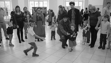 Участники и гости Дня усыновления, который в 2024 году организовали министерство социального развития региона и некоммерческая организация «День аиста», поддержали идею, что каждый ребенок заслуживает иметь свой дом и любящих родителей. ­Фото: mtsr.nso.ru