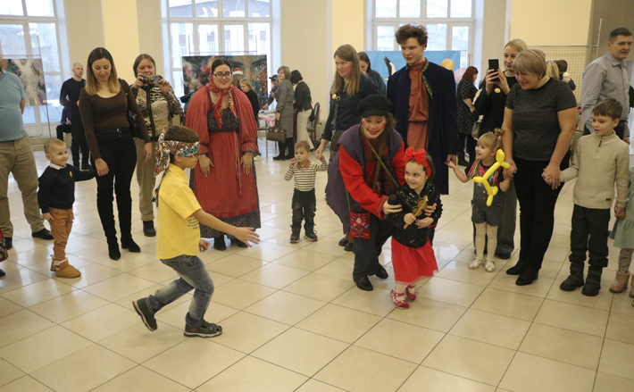 Участники и гости Дня усыновления, который в 2024 году организовали министерство социального развития региона и некоммерческая организация «День аиста», поддержали идею, что каждый ребенок заслуживает иметь свой дом и любящих родителей. Фото: mtsr.nso.ru