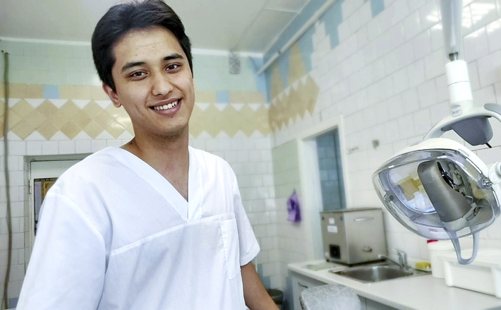 Ромиш Турсунов: когда в стоматологическом кресле реальный пациент, студенты-медики переживают целую бурю эмоций. Но по-другому врачом не стать. Фото: zdrav.nso.ru