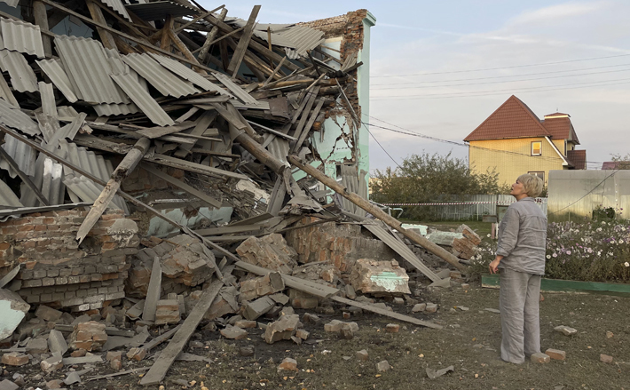 Правое крыло школы № 5 разрушено полностью — сейчас специалисты выясняют, какие причины вызвали обрушение. Фото: Юлия Писарева