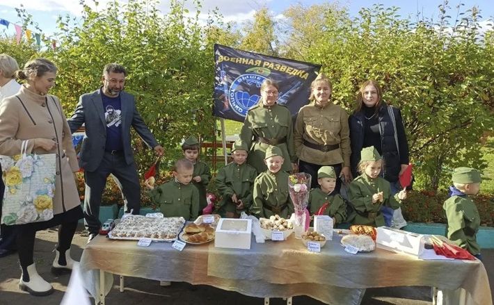 Юные разведчики из «Светлячка» предлагали гостям ярмарки булочки с корицей, орешки с вареной сгущенкой, хрустящие трубочки и многое другое. Без покупок не ушел никто. Фото: страница газеты «Кулундинская новь» во «ВКонтакте» 