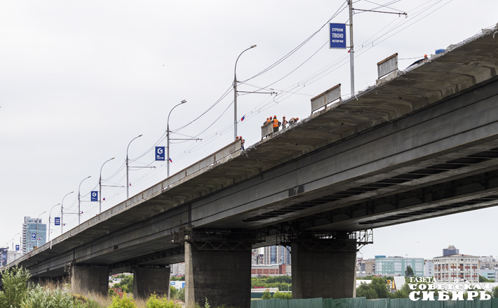 До конца ­2025-го планируется запустить наконец шестиполосное движение на Димитровском мосту с продолжением работ в следующем году. Фото: Андрей Заржецкий