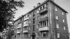Из заключения техобследования: «В ходе проведения обследования крыши обнаружены многочисленные отколы и трещины, протечки, ослабление креплений листов к обрешетке, а также поражение гнилью древесины мауэрлата, стропил, обрешетки. Физический износ конструкции крыши составляет 60 процентов, выявлена необходимость проведения ремонта крыши в первую очередь». Фото: Светлана Фролова