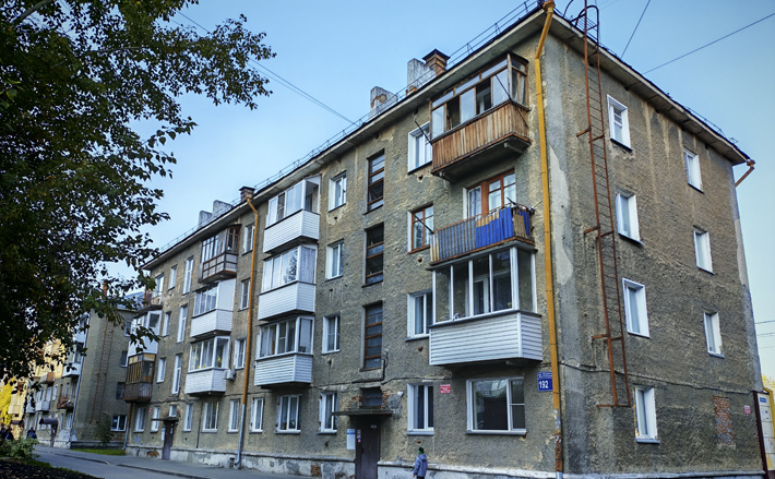 Из заключения техобследования: «В ходе проведения обследования крыши обнаружены многочисленные отколы и трещины, протечки, ослабление креплений листов к обрешетке, а также поражение гнилью древесины мауэрлата, стропил, обрешетки. Физический износ конструкции крыши составляет 60 процентов, выявлена необходимость проведения ремонта крыши в первую очередь». Фото: Светлана Фролова