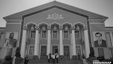 Примерная стоимость строительства дворца — 50 миллионов рублей, но потратили всего 12, потому что дворец был построен методом «хашар» — «безвозмездный труд». Колхозники выделили эти деньги из своего дохода, потому что их колхоз был миллионером. Фото: Светлана Фролова