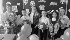 Вот они, наши герои, маленькие писатели с горячими сердцами — ученики Меньшиковской школы со своим педагогом. Фото предоставлено Оксаной Долнер