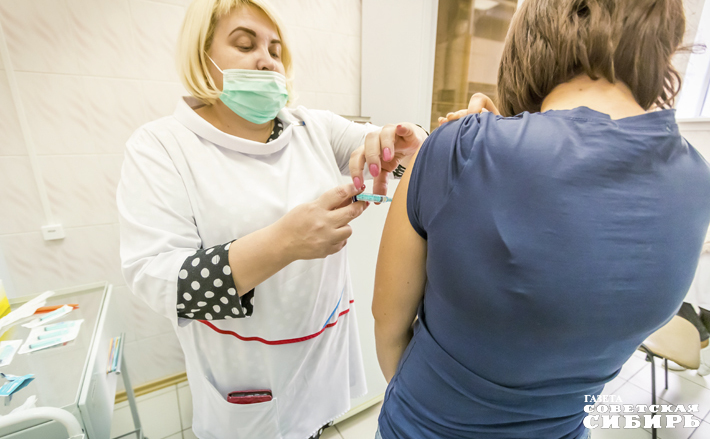 Вакцинация была и остается надежным способом уберечься от инфекций, в том числе и тех, которые вызывают сезонные острые респираторные заболевания. Фото: Андрей Заржецкий