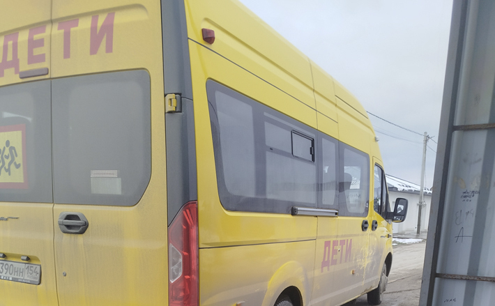 Не попали в салон школьного автобуса. Ждем следующий рейс. На улице ноль градусов, сыро. Можно, конечно, вернуться в школу и там сидеть делать уроки, забыв про отдых и обед. А что, это разве ненормально? Так поступать советуют учителя. Им жалко своих подопечных, но сделать они ничего не могут. Фото предоставлено родителями одного из учеников школы