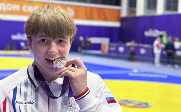 Артём Харисов боролся в весовой категории до 64 кг, в первой встрече против белорусского соперника одержал победу со счетом 8:0. В полуфинале выиграл 1:0 у представителя Узбекистана. В финале наш земляк уступил хозяину ковра по предупреждению и занял второе место. Фото: «Спортивная школа самбо», Новосибирская область