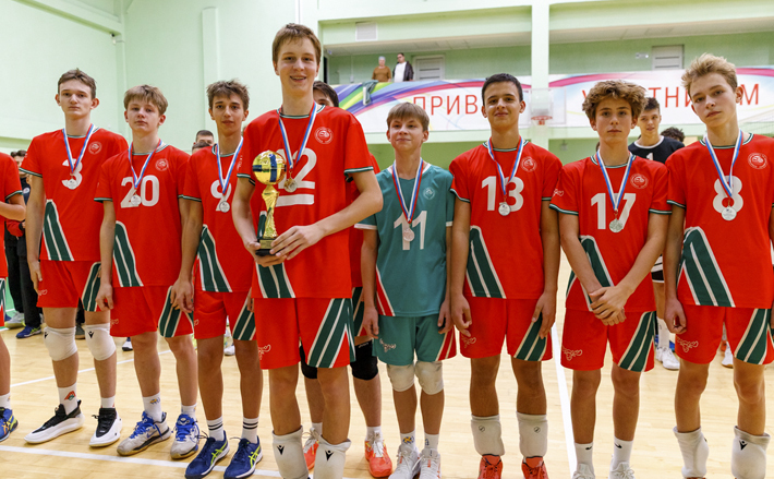 Несмотря на юные годы, этих парней уже можно смело назвать настоящими мастерами мяча. Фото: schoolvolley.nso.ru