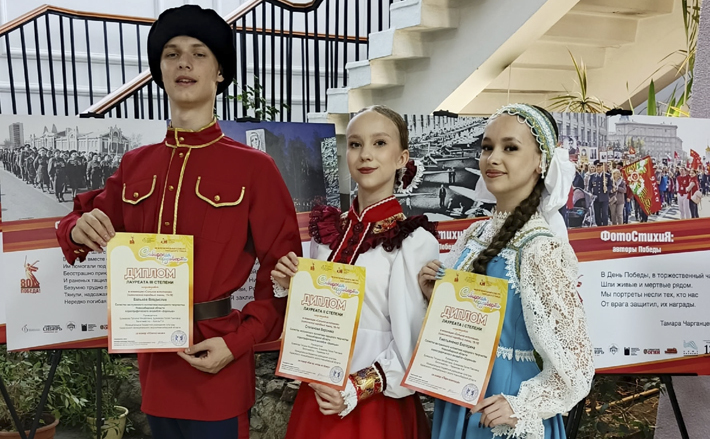 Юные солисты с дипломами лауреатов конкурса «Сибирская круговерть». Молодцы, ребята! Фото: Лилия Бузмакова, руководитель ансамбля «Зоренька»