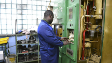 Лионеллю Дунгву Джуда 29 лет. Раньше он жил в Камеруне, в Россию приехал в 2023-м, принял гражданство. С фронта вернулся полгода назад, после ранения. Почти месяц осваивает профессию штамповщика. После обучения предстоит аттестация. Фото: пресс-служба министерства труда и социального развития Новосибирской области