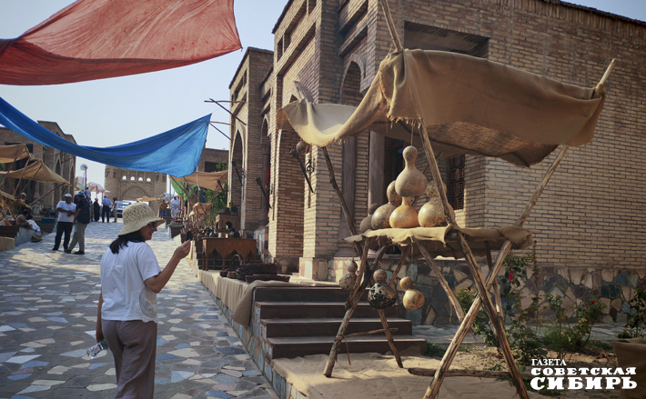 Вокруг уже возвели кинодекорации, но сувенирные лавки работают! Фото: Светлана Фролова