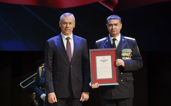 Губернатор Андрей Травников также поздравил новосибирский коллектив ФССП, вручил благодарственные письма сотрудникам службы. Фото: пресс-служба губернатора и правительства Новосибирской области