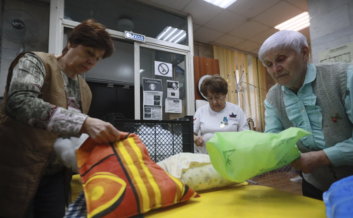 Вера Тищенко (на фото — справа) делает подушки и сети для нужд фронтовых госпиталей. В ресурсном центре она одна из самых старших волонтеров. Фото: Павел Комаров, предоставлено мэрией Новосибирска