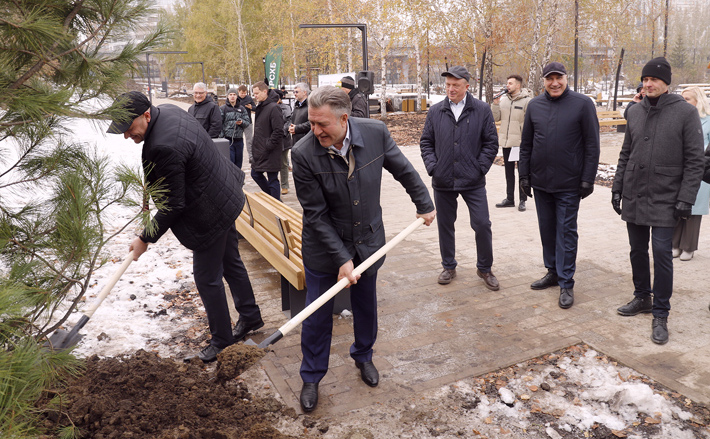 Крупномеры высаживать непросто, но региональные парламентарии справились. Хочется верить, что пушистые зеленые красавцы приживутся на новом месте. Фото: zsnso.ru
