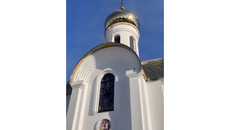 Освящение часовни — большое событие для жителей Верх-Ирмени. Фото: канал губернатора Андрея Травникова в мессенджере MAX