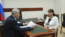 Представительница начальной школы поселка Чернаково рассказала Андрею Травникову, что школьное здание давно нуждается в ремонте. Фото предоставлено Ольгой Ефремовой