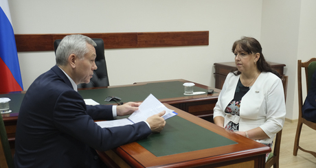 Представительница начальной школы поселка Чернаково рассказала Андрею Травникову, что школьное здание давно нуждается в ремонте. Фото предоставлено Ольгой Ефремовой