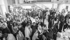 Ярмарки вакансий для жителей Новосибирской области проводятся регулярно, но спрос по-прежнему превышает предложение. Работодатели готовы уже не только бесплатно обучать кандидатов, но и платить им стипендию. Фото: Андрей Заржецкий