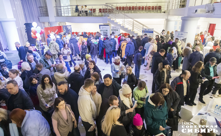 Ярмарки вакансий для жителей Новосибирской области проводятся регулярно, но спрос по-прежнему превышает предложение. Работодатели готовы уже не только бесплатно обучать кандидатов, но и платить им стипендию. Фото: Андрей Заржецкий