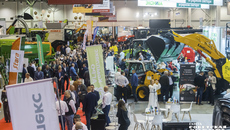 Огромный интерес гостей и участников агропродовольственного форума вызвала выставка современной сельскохозяйственной техники и оборудования. Вот только купить ее аграриям сегодня не так просто — ставки «кусаются». Фото: Андрей Заржецкий