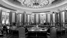 Таджикистан богат полудрагоценными камнями. В убранстве дворца используется оникс, лазурит, змеевик, яшма. Отделка зала «Аржанг» выполнена из 29 видов полудрагоценных камней, поэтому его еще называют каменным залом. На снимке 2014 года — момент заседания в этом зале Совета глав государств — членов ШОС с участием Владимира Путина. Фото: сайт kremlin.ru