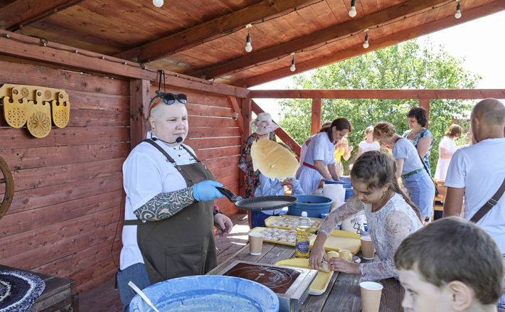 Шеф-повар Юлия Литвиненко в усадьбе Ирины Кошелевой «Русский двор» учит маленьких и взрослых печь блины и лепить пельмени. Неординарное, по нынешним временам, развлечение для всей семьи. Фото: страница Вконтакте усадьбы «Русский двор»