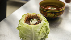 Сибирские ресторации готовы превзойти самих себя, чтобы удивить туристов: аутентичная кухня — одна из фишек меню. Шеф-повара часто обращаются к истокам: собрание блюд, «сочиненных» в деревнях Новосибири — кладовая вкусов и совершенно точно укладывается в модный тренд на здоровую и полезную еду. Фото: архив ИД «Советская Сибирь»