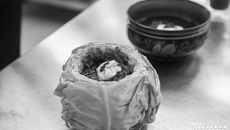 Сибирские ресторации готовы превзойти самих себя, чтобы удивить туристов: аутентичная кухня — одна из фишек меню. Шеф-повара часто обращаются к истокам: собрание блюд, «сочиненных» в деревнях Новосибири — кладовая вкусов и совершенно точно укладывается в модный тренд на здоровую и полезную еду. Фото: архив ИД «Советская Сибирь»