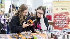 В этот уикенд в ГПНТБ можно будет не только познакомиться с последними книжными новинками, но и встретиться с известными литераторами, посетить мастер-классы, поучиться каллиграфии. Фото: архив ИД «Советская Сибирь»