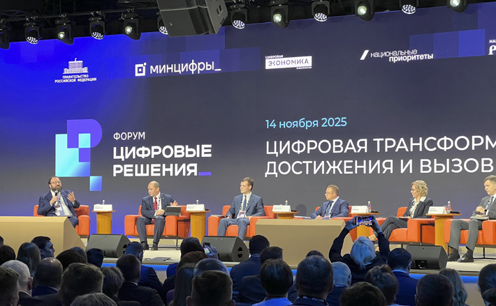 В рамках проекта «Государство для людей» в Новосибири возможности искусственного интеллекта позволили автоматизировать документооборот, оперативнее создавать отчеты, справки, письма, обрабатывать запросы граждан, оптимизировать рабочие процессы. В результате повысилось качество ответов на обращения граждан. Наблюдается кратный рост обратной связи от жителей с увеличением положительных оценок. Фото: пресс-служба правительства Новосибирской области