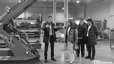 Исполняющая обязанности министра экономического развития региона Светлана Шарпф убедилась лично: в сборочном цехе завода «Баумех» тепло, чисто, тихо, работа идет слаженно, в хорошем темпе. Фото: Инна Волошина