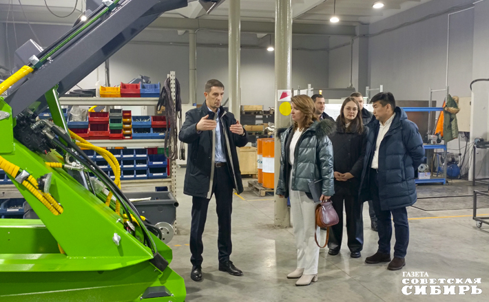 Исполняющая обязанности министра экономического развития региона Светлана Шарпф убедилась лично: в сборочном цехе завода «Баумех» тепло, чисто, тихо, работа идет слаженно, в хорошем темпе. Фото: Инна Волошина